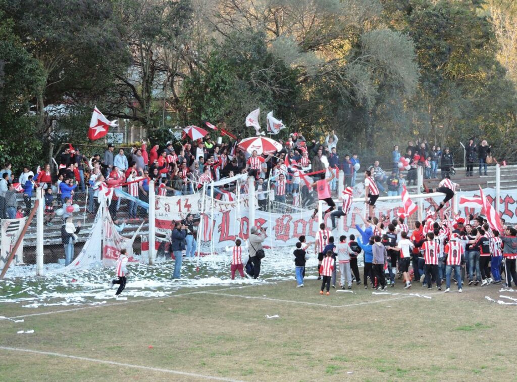 10 saludan a la barra
