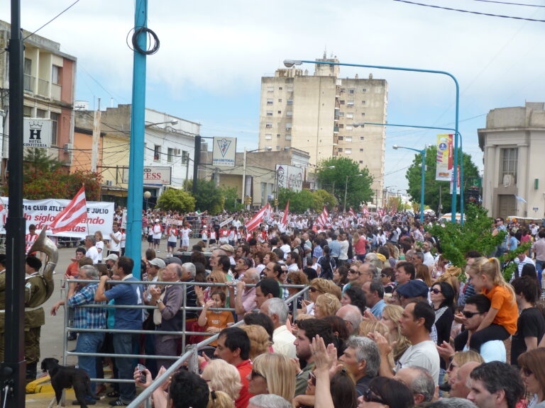 Desfile del Sesquicentenario: teñimos la avenida Mitre de rojo y blanco