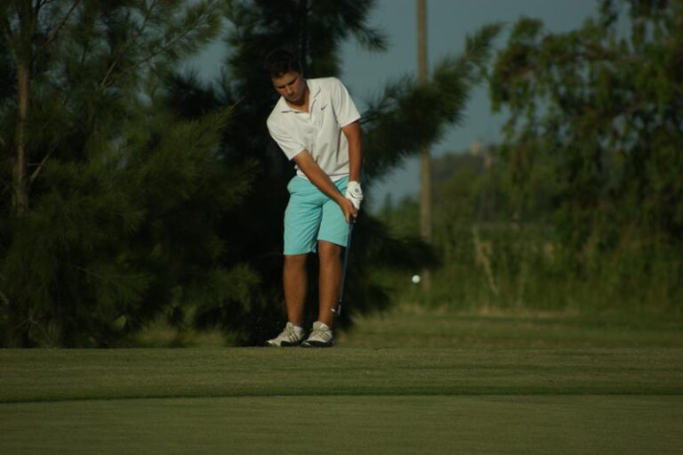 Miguel Sancholuz (h) en el torneo profesional de Golf N° 1 de Sud América