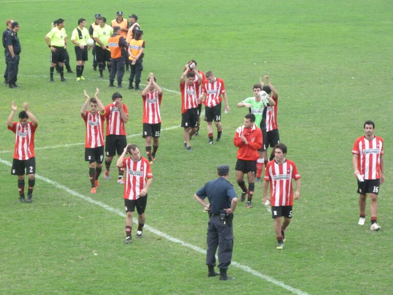 Atlético venció a El Linqueño 2 a 0 pero queda afuera del TDI