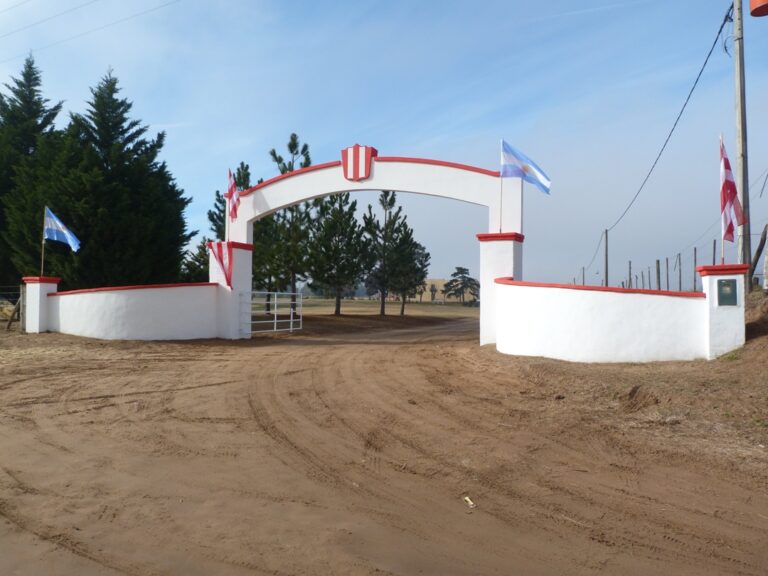 Se inauguró el arco de entrada al Campo de Golf, que se llama ahora “3P”