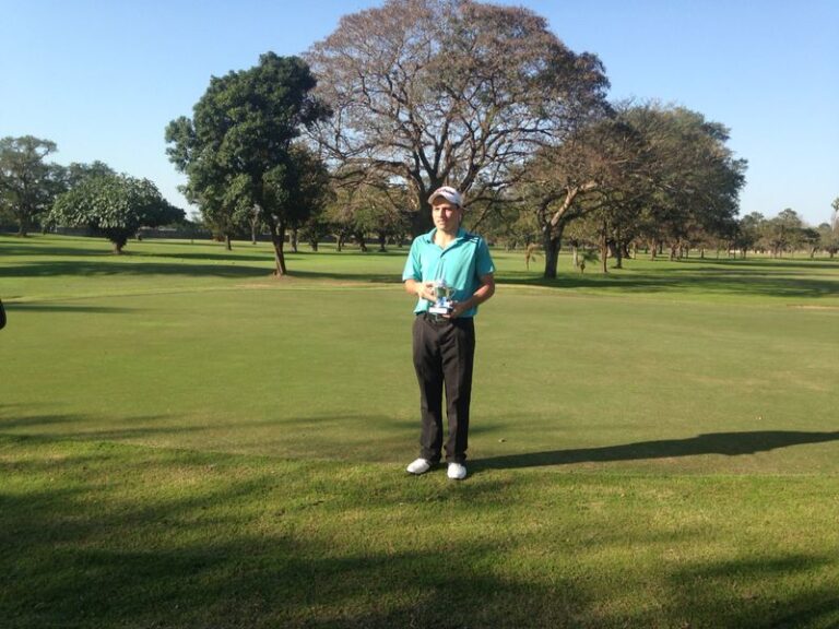 Miguel Sancholuz (h) campeón Nacional de Golf de menores en Chaco