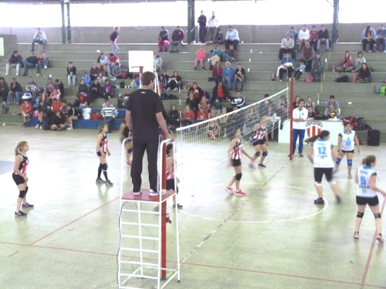 Domingo de Voley con el Torneo por la copa Centenario