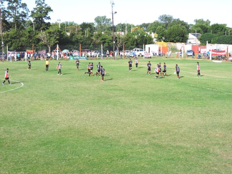 Atlético venció 2 a 1 a La Niña y quedó sólo en la punta