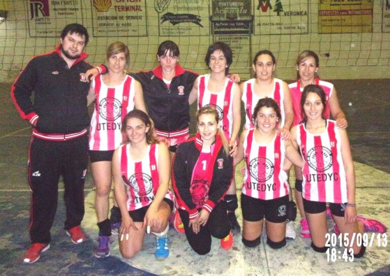 el equipo de Atlético campeón en Torneo de Voley en Azul