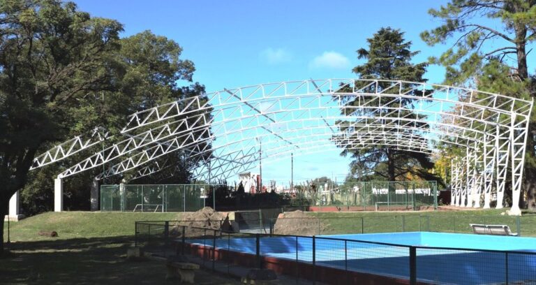 SE CONSTRUYE EL TECHADO DEL MICRO ESTADIO