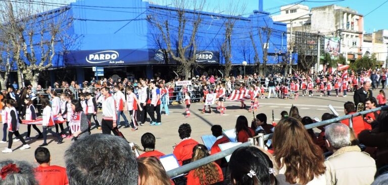 Se tiñó la Av. Mitre de rojo y blanco en el desfile del Bicentenario