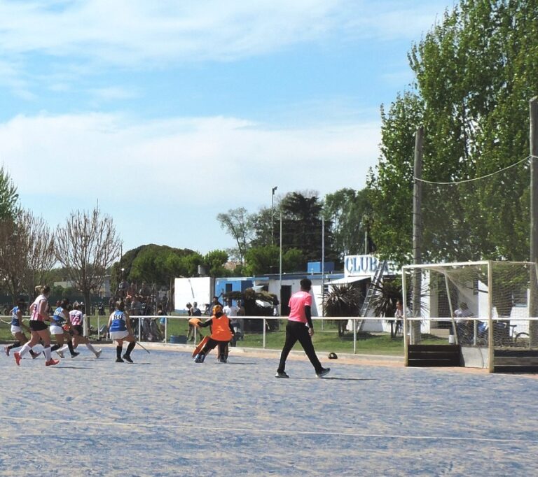 Javier Braña, ex DT de Selecciones Nacionales de hockey Técnico en Atlético. Los varones, en el Torneo 2022. Se oficializó Mamis Hockey. Las chicas siguen triunfando. Encuentro de Mini hockey