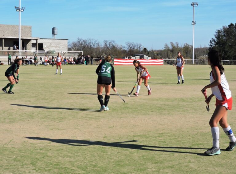 TORNEO DE HOCKEY: TRES AMPLIAS VICTORIAS Y UNA DERROTA ANTE SARMIENTO DE JUNÍN