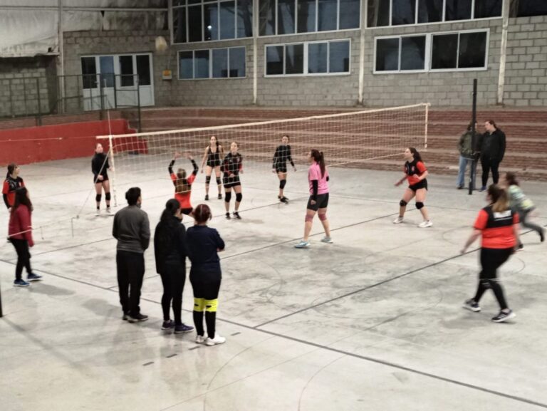 Siguen los entrenamientos de voley durante la semana
