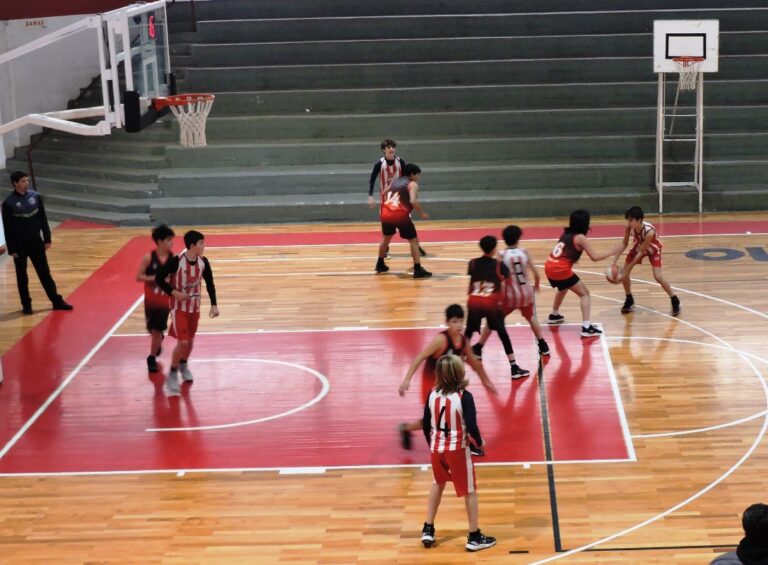 Tres importantes victorias de Atlético en el Torneo oficial de Basquetbol ante Los Millonarios, de Bragado
