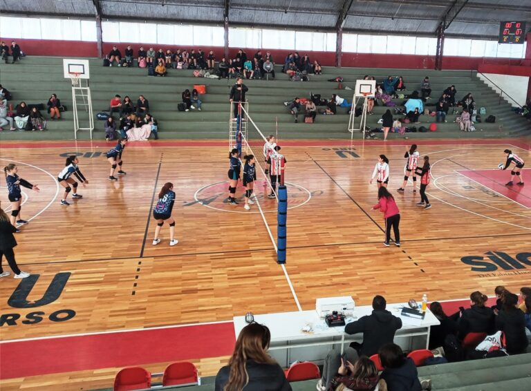 Jugaron este fin de semana en los Torneos de Voley de 1ª y Sub 16 del Club Atlético en la Liga
