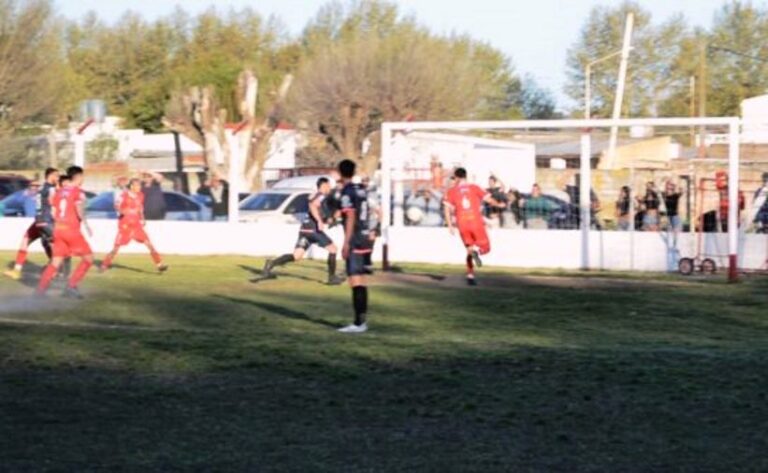 Segunda fecha del Torneo de fútbol y Atlético ya está solitario en la punta. Triunfos de las divisiones inferiores