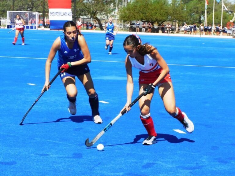 Jugadoras y DT de Atlético en el Torneo Argentino de Hockey en Santa Fe