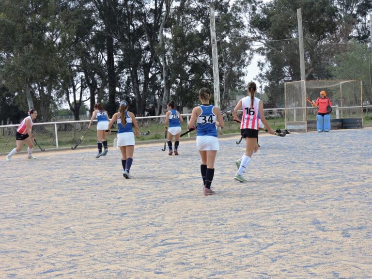 El Club Atlético juega en tres Copas de Oro y una de Plata de hockey