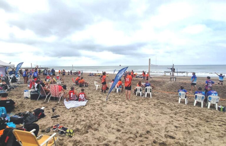 El equipo de Newcom en un torneo de Beach Newcom en la playa