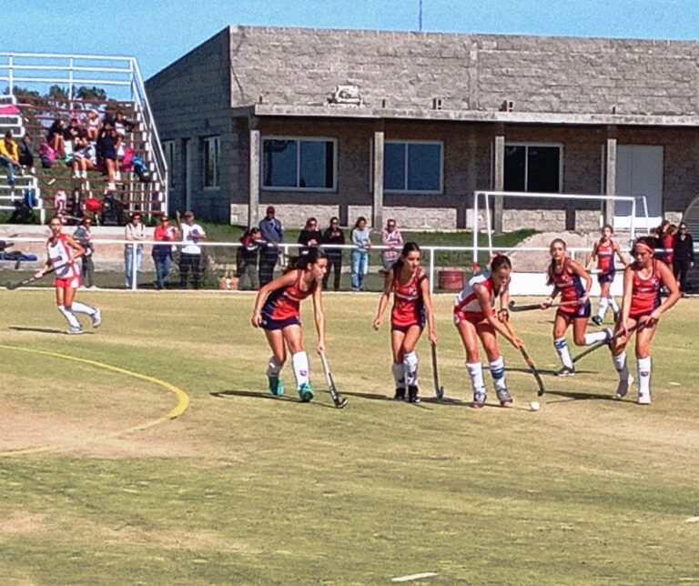 Victorias de los equipos femeninos de Hockey sobre Bragado Club. Retornó la 1a masculina