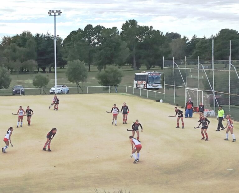 Hockey: cuatro victorias de Atlético sobre Rivadavia de Lincoln. Siete jugadoras preseleccionadas