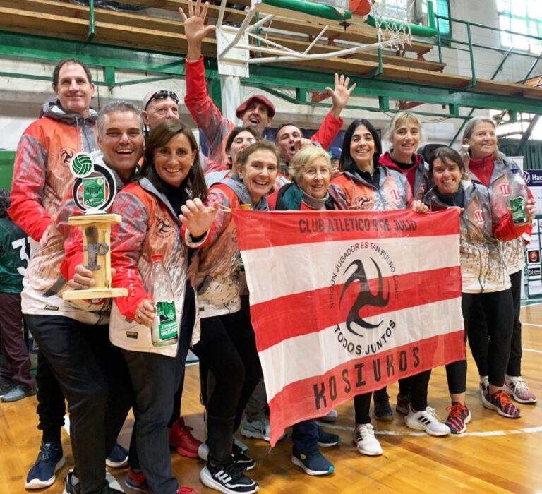 El equipo de Newcom mixto +50 del Club Atlético ganó la Copa de Plata