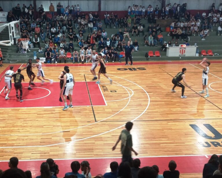 Hubo un magnífico espectáculo de basquetbol profesional