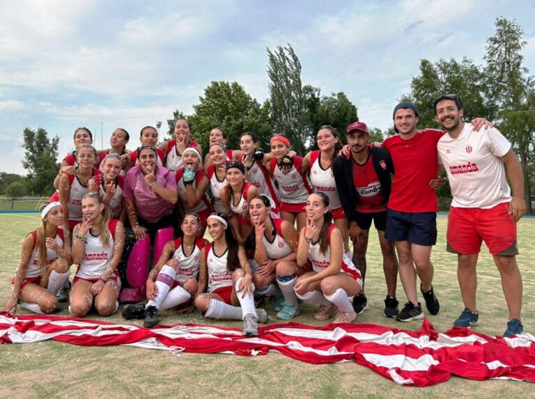 Equipo categoría Sub 16 brillante campeón de Hockey