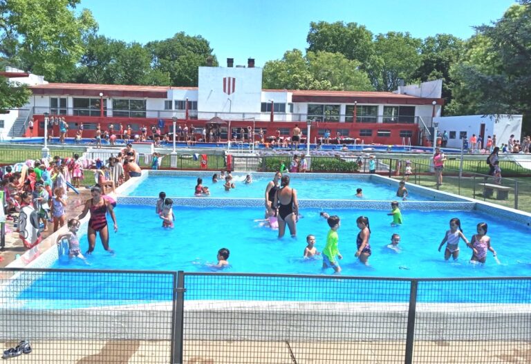 La temporada de verano a pleno en las piletas del Club